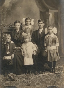 Milton, Pauline, Mabel (back), Marie (front), Otto & Alice Schrader