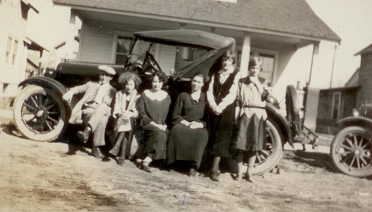 Ella Hofmann & Marie standing next to Pauline Schrader (sitting)