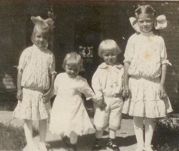 Alice, Marie, Milton & Mabel Schrader (~ 1914)